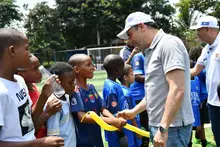 Una cancha que devuelve sueños: Alcaldía entrega renovado escenario deportivo para más de mil niños en la comuna 15