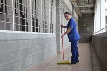 Con jornadas de aseo, colegios oficiales de Cali se alistan para el regreso a clases 