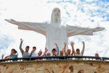 Con orden y seguridad, miles de caleños subieron a los cerros tutelares: así fue la jornada de este Jueves Santo