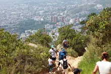 Con orden y seguridad, miles de caleños subieron a los cerros tutelares: así fue la jornada de este Jueves Santo