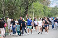 Con orden y seguridad, miles de caleños subieron a los cerros tutelares: así fue la jornada de este Jueves Santo
