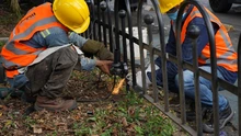 Con nuevas rejas ornamentales se recuperan los separadores viales de Cali