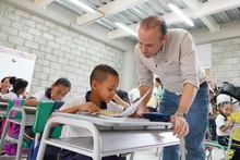 “Desde los barrios se siembra un nuevo futuro”: ciudadanía celebra renovación de la infraestructura educativa de la Comuna 16