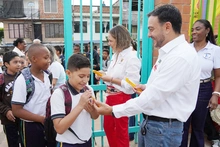 “Desde los barrios se siembra un nuevo futuro”: ciudadanía celebra renovación de la infraestructura educativa de la Comuna 16