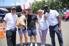 Niños caleños correrán la Maratón: Alcalde Eder entrega pines en plena ciclovía durante Día de la Niñez
