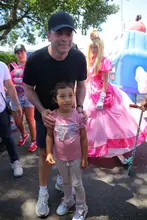 Niños caleños correrán la Maratón: Alcalde Eder entrega pines en plena ciclovía durante Día de la Niñez