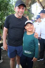 Niños caleños correrán la Maratón: Alcalde Eder entrega pines en plena ciclovía durante Día de la Niñez