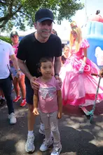 Niños caleños correrán la Maratón: Alcalde Eder entrega pines en plena ciclovía durante Día de la Niñez