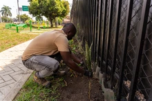 Bienes y Servicios formaliza recibo de zonas verdes en Portal de las Casas