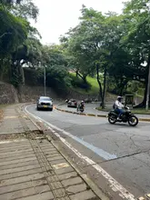  Se refuerza la seguridad vial con reposición de segregadores en puntos críticos de Cali