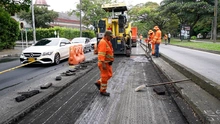 Nueva capa asfáltica y trabajos 24/7: así avanza la recuperación de la calle 5 en el sector de Meléndez