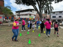 Alcaldía generó una gran felicidad en la comunidad de Manuela Beltrán con la entrega de su cancha múltiple