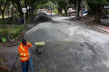 La Alcaldía instala base granular para pavimentar calles en el sector de La Flora 