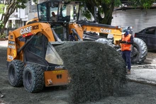 La Alcaldía instala base granular para pavimentar calles en el sector de La Flora 