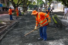 La Alcaldía instala base granular para pavimentar calles en el sector de La Flora 