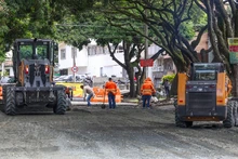La Alcaldía instala base granular para pavimentar calles en el sector de La Flora 
