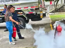 Servidores públicos de Cali se fortalecen en prevención de incendios para proteger la vida en las instituciones educativas