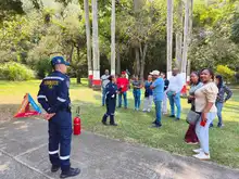 Servidores públicos de Cali se fortalecen en prevención de incendios para proteger la vida en las instituciones educativas