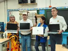 Gobierno de Alejandro Eder entregó 92 computadores nuevos en la Comuna 1: más tecnología y equidad para la educación pública
