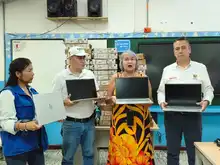 Gobierno de Alejandro Eder entregó 92 computadores nuevos en la Comuna 1: más tecnología y equidad para la educación pública
