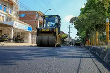 Vecinos de El Poblado en el oriente de Cali estrenan vía, la calle 42 que esperaron por años