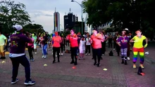 En vísperas de su cumpleaños, Cali vivió una noche de aerorrumba, actividad física y colores neón en el Bulevar del Río
