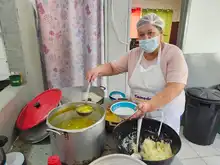 La sazón del amor y la esperanza se sirve en el barrio Boyacá: así opera el comedor comunitario de “Mamá Lucy” en la comuna 11 de Cali
