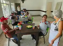 La sazón del amor y la esperanza se sirve en el barrio Boyacá: así opera el comedor comunitario de “Mamá Lucy” en la comuna 11 de Cali