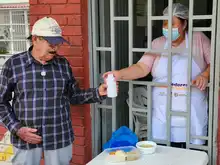 La sazón del amor y la esperanza se sirve en el barrio Boyacá: así opera el comedor comunitario de “Mamá Lucy” en la comuna 11 de Cali