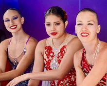 Emily Minante con medallistas natación artística Solo en República Dominicana 2026