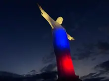 Cali ilumina sus principales hitos para rendir homenaje a la patria y recibir la posesión presidencial