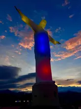 Cali ilumina sus principales hitos para rendir homenaje a la patria y recibir la posesión presidencial