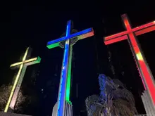 Cali ilumina sus principales hitos para rendir homenaje a la patria y recibir la posesión presidencial