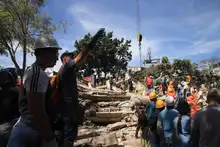Desde Infraestructura se despliega personal y maquinaria para apoyar labores de rescate y evacuación de escombros 