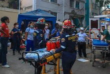 Un puño en alto llama al silencio que revela la vida y renueva la esperanza