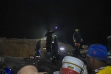 Un puño en alto llama al silencio que revela la vida y renueva la esperanza