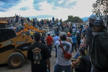 Un puño en alto llama al silencio que revela la vida y renueva la esperanza
