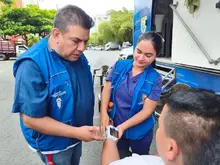 Dispositivo móvil del Programa Habitante de y en Calle recorre sectores afectados por el terremoto para llevar su atención integral