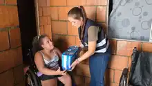 La Alcaldía de Cali entrega mercados, sillas de ruedas, caminadores y kits de aseo a personas con discapacidad afectadas por la emergencia 