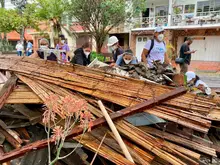 Caleños se unen para levantar la ciudad: más de 400 voluntarios y funcionarios de la Alcaldía recuperan zonas afectadas por el sismo