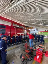 Secretaría de Participación Ciudadana gestiona apoyo de Hilti para fortalecer a Bomberos de Cali luego del sismo