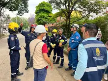 Bomberos y Cruz Roja extraen 13 cilindros de gas de un edificio con riesgo de colapso en Los Cámbulos