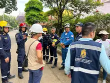 Bomberos y Cruz Roja extraen 13 cilindros de gas de un edificio con riesgo de colapso en Los Cámbulos