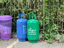 Bomberos y Cruz Roja extraen 13 cilindros de gas de un edificio con riesgo de colapso en Los Cámbulos