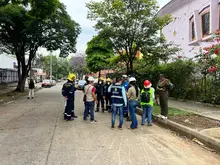 Bomberos y Cruz Roja extraen 13 cilindros de gas de un edificio con riesgo de colapso en Los Cámbulos