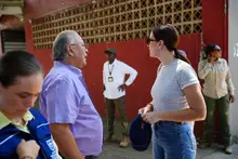 Alcalde Alejandro Eder visita instituciones educativas afectadas por el sismo; más de 240 sedes resultaron con daños