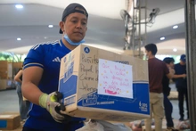 Llegaron donaciones cargadas con frases de esperanza y resiliencia