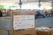 Llegaron donaciones cargadas con frases de esperanza y resiliencia