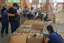 Llegaron donaciones cargadas con frases de esperanza y resiliencia