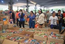 Llegaron donaciones cargadas con frases de esperanza y resiliencia